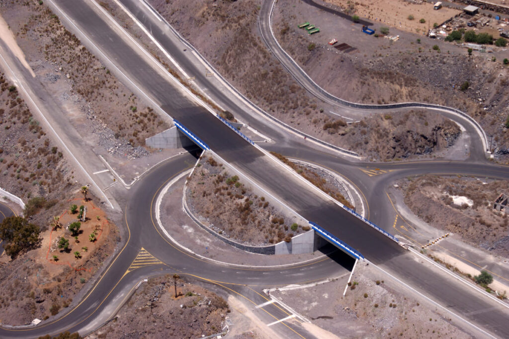Tecámac es líder en la construcción y mantenimiento de carreteras Tenerife, garantizando infraestructura segura y de calidad para todos.