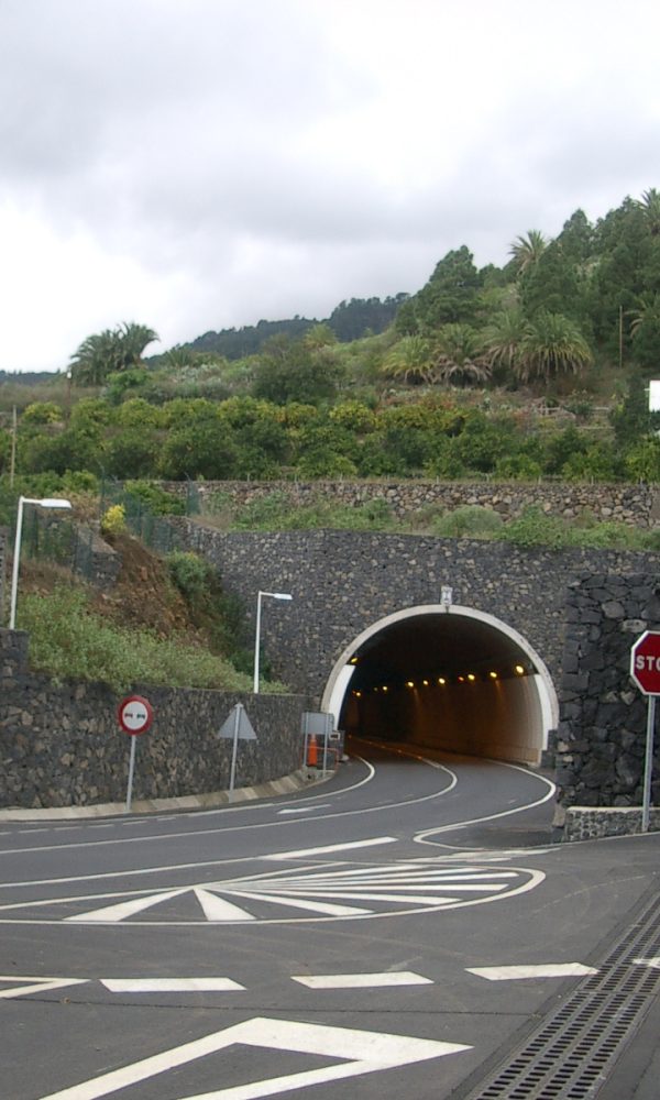 Tecámac es líder en la construcción y mantenimiento de carreteras en Tenerife, garantizando infraestructura segura y de calidad para todos.
